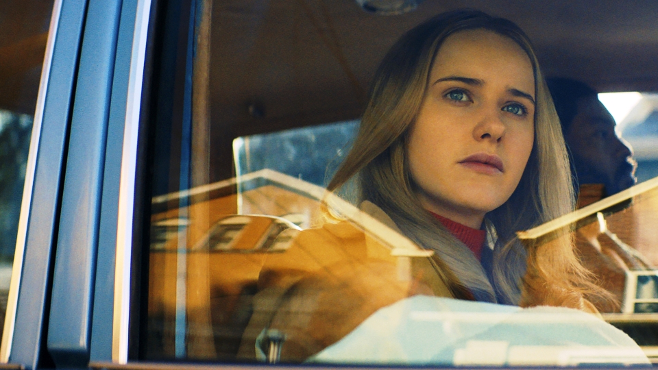 Jean (Rachel Brosnahan)  