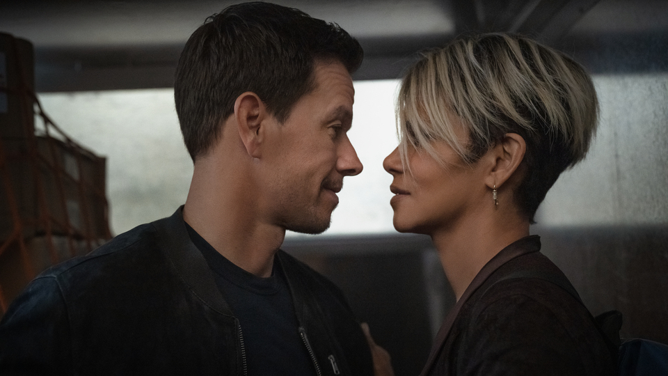 Mike (Mark Wahlberg), Roxanne (Halle Berry)