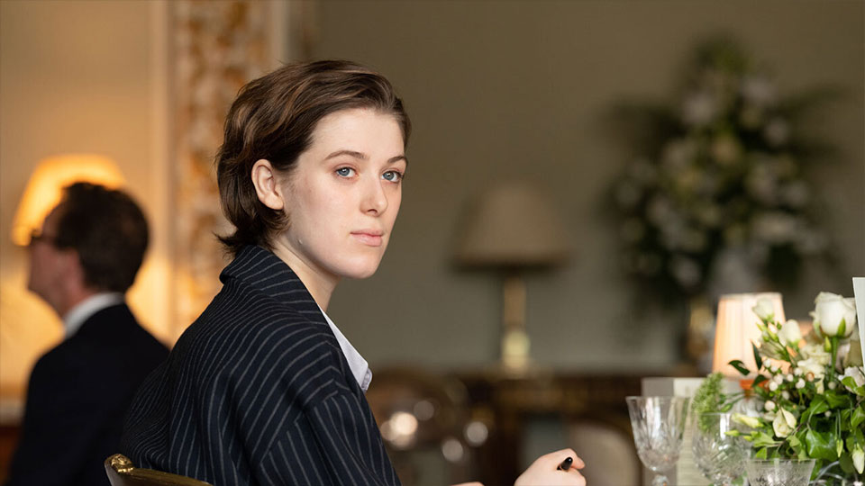 Julie (Honor Swinton Byrne)